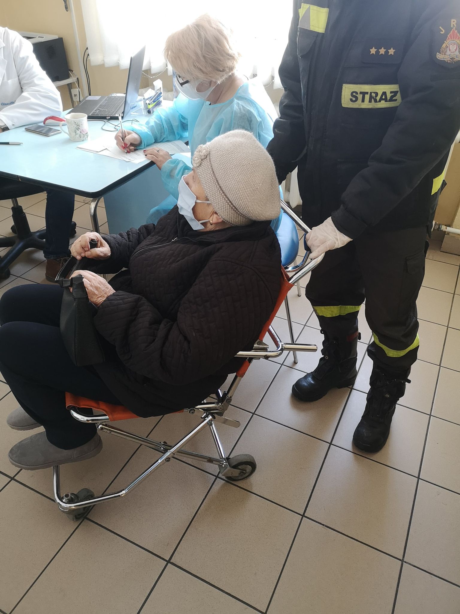 seniorka w punkcie szczepień