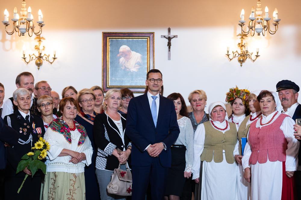 Premier Mateusz Morawiecki z paniami z KGW.