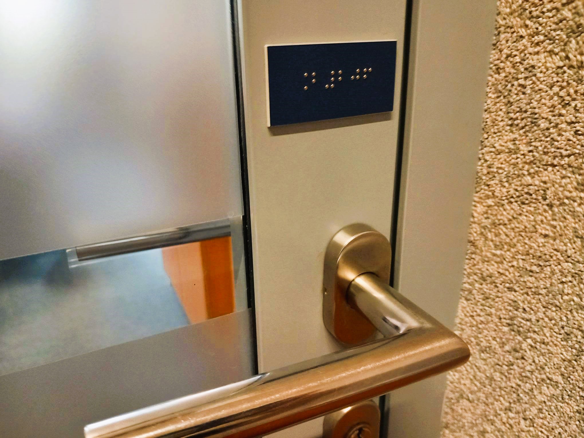 Oznakowanie drzwi do biura tabliczką Braille’a