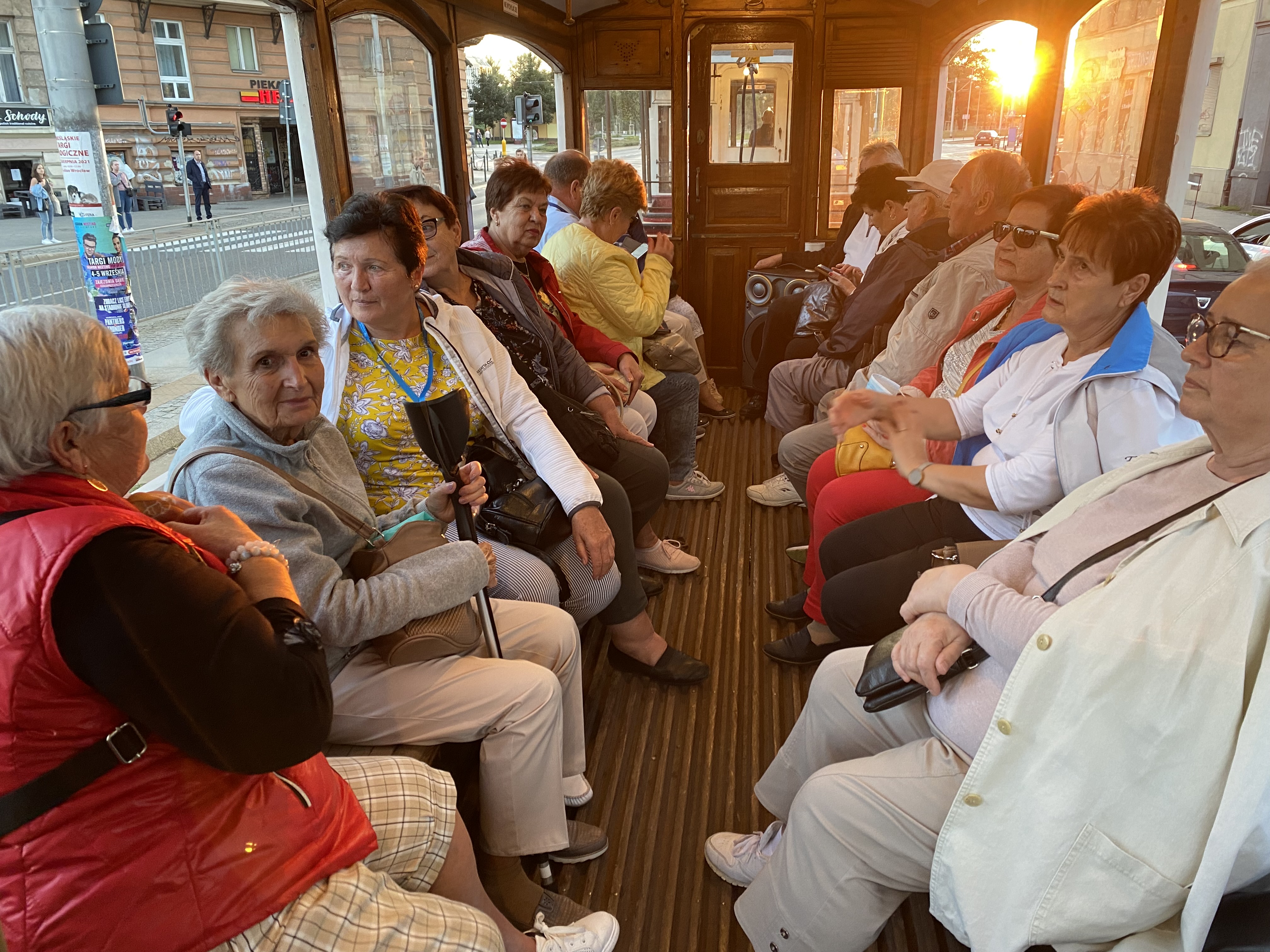 O zachodzie słońca rozpoczynamy zwiedzanie Wrocławia zabytkowym tramwajem „Jaś i Małgosia”