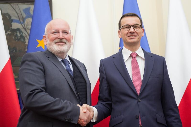 Premier Mateusz Morawiecki wita wiceprzewodniczącego Komisji Europejskiej Fransem Timmermansem.