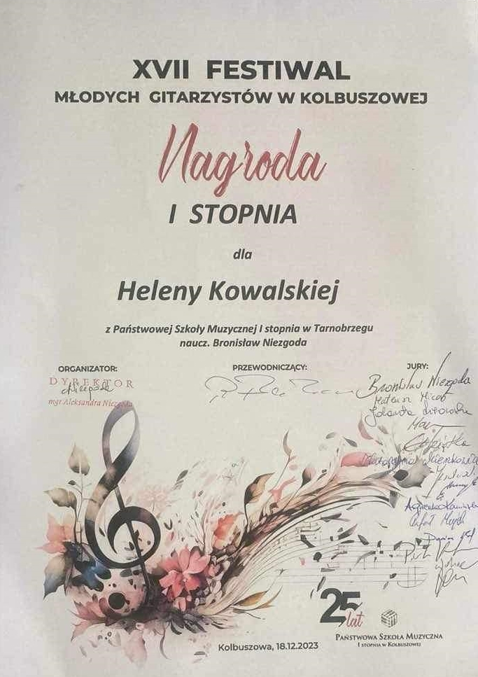 Nagroda I stopnia w konkursie. Po środku, po lewej stronie podpis organizatora, po środku podpis przewodniczącego, a po prawej stronie podpisy jury. Na dole dyplomu widoczny klucz wiolinowy ozdobiony kolorowymi kwiatami. 