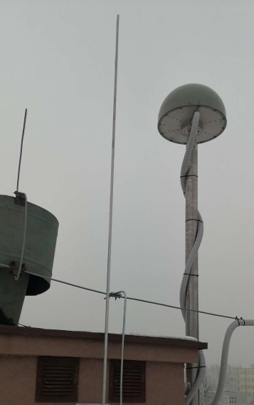 Zdjęcie przedstawia maszt anteny GNSS stacji referencyjnej systemu ASG-EUPOS w Końskich.