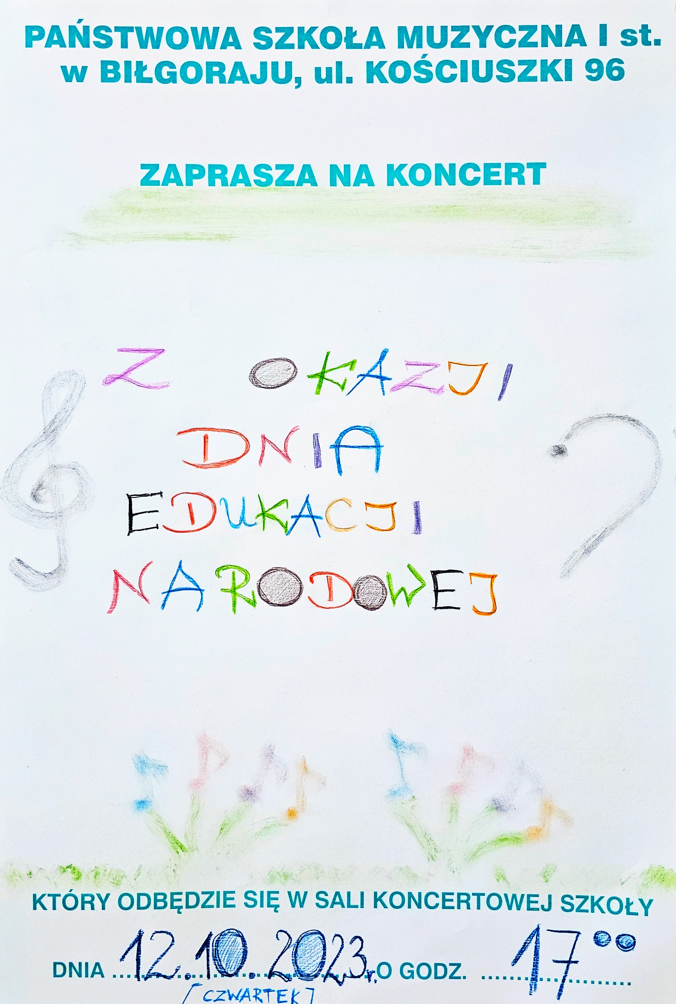 Plakat koncertu z okazji Dnia Edukacji Narodowej, który odbędzie się 12.10.2023 r. o godz. 17:00 w Sali koncertowej PSM I stopnia w Biłgoraju. Elementy dekoracyjne. Kolorowe nuty. 
