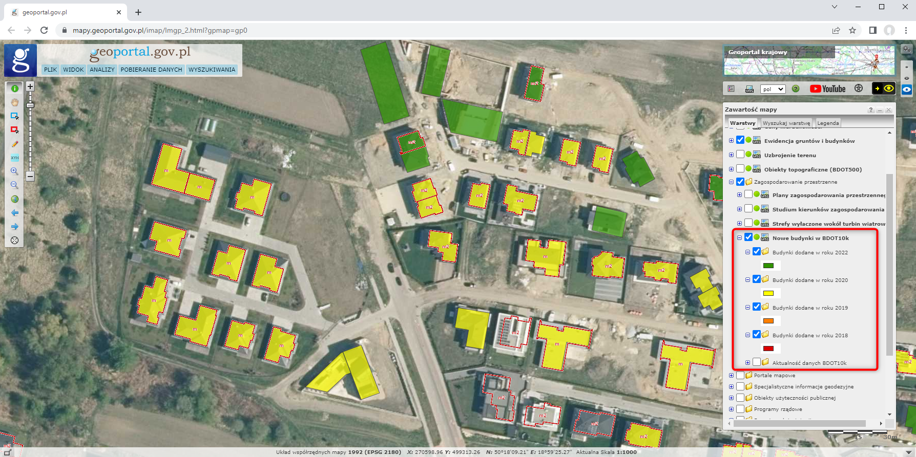 zrzut prezentuje nową usługę przedstawiającą budynki ujawnione w BDOT10k w 2020 i 2022 r. dla fragmentu miasta Chorzów wraz z włączoną warstwą budynków z usługi KIEG