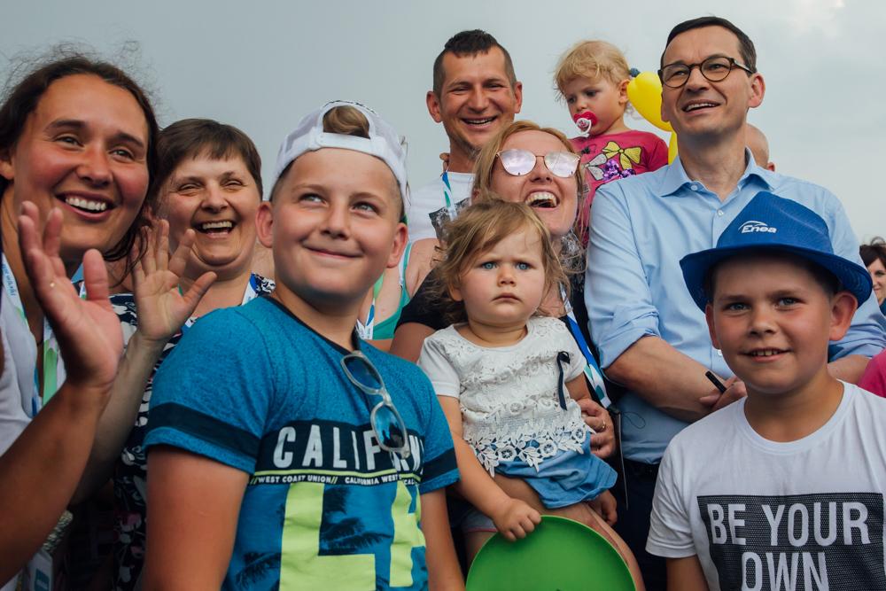Premier Mateusz Morawiecki wraz z dużą rodziną.