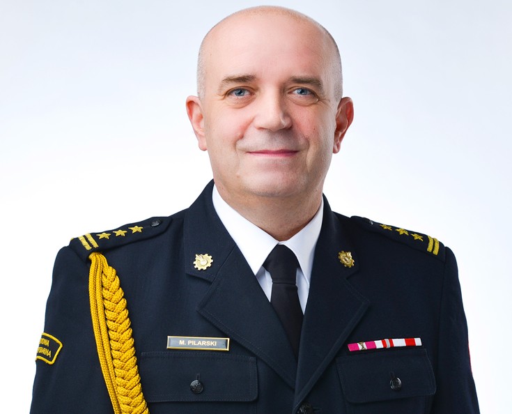 zdjęcie portretowe przedstawia postać komendanta miejskiego w mundurze wyjściowym