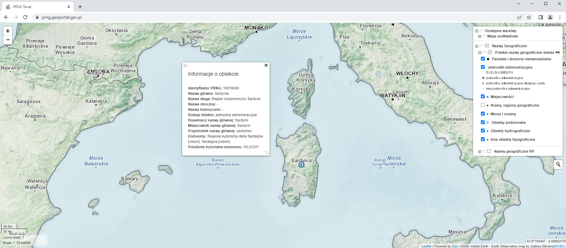 Ilustracja przedstawiająca zrzut ekranu z aplikacji mapowej prezentującej rejestr polskich nazw geograficznych świata ze zlokalizowaną nazwą Sardynia wraz z atrybutami. 