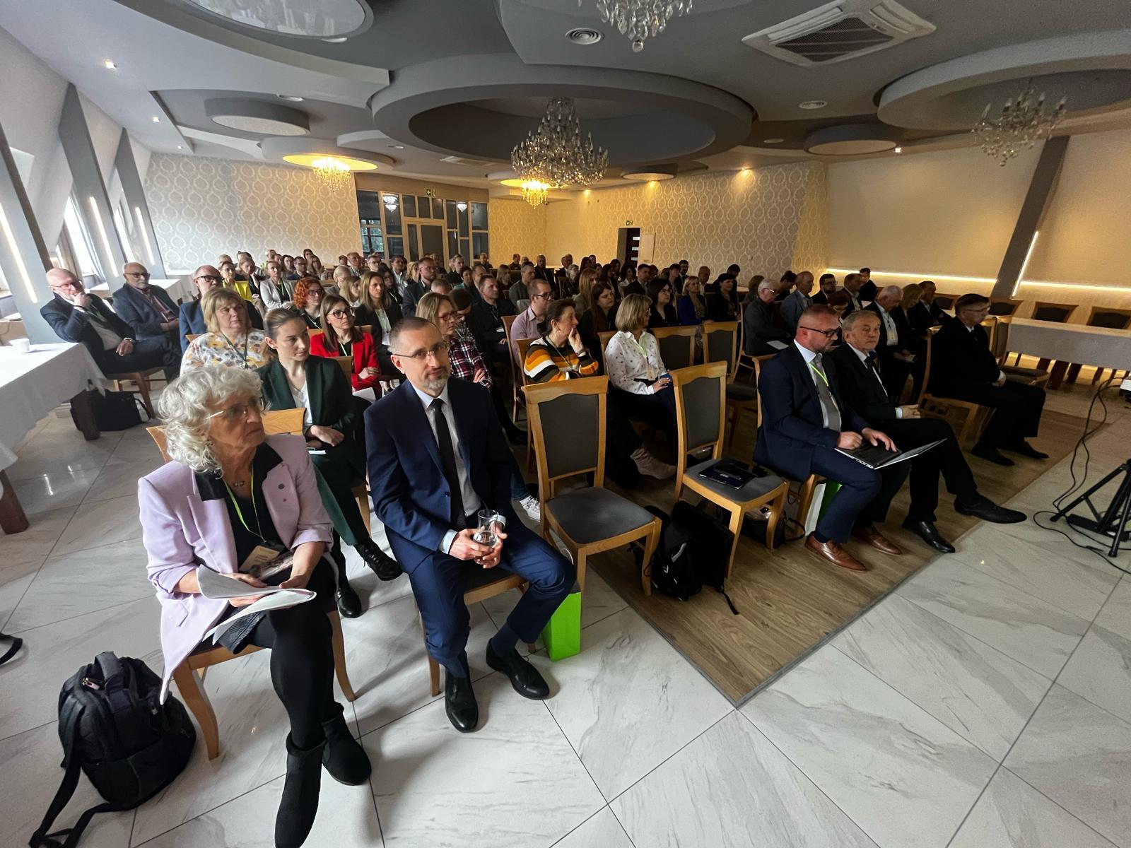 Zdjęcie przedstawia uczestników Kaliskiej Konferencji Naukowo-Technicznej