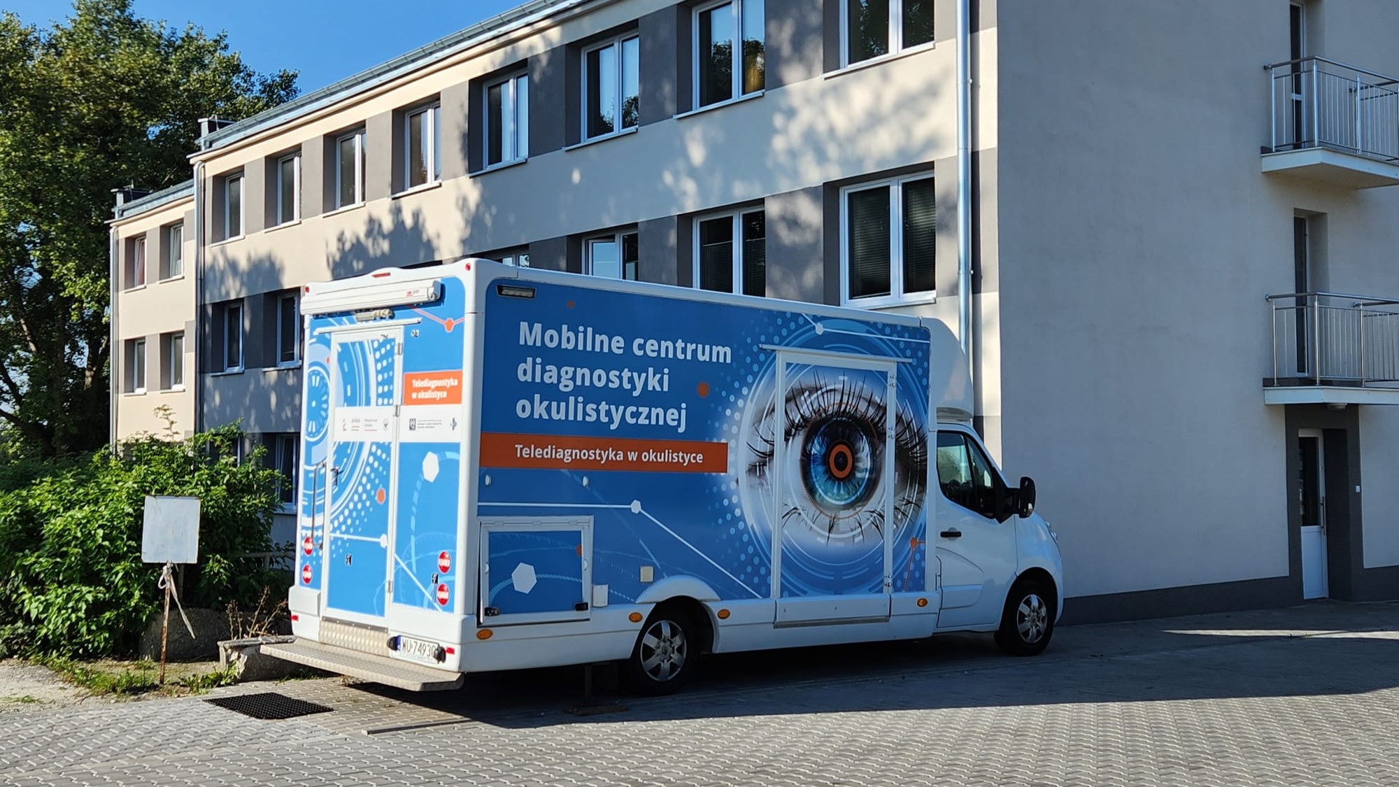 Samochód diagnostyczny Okobus zaparkowany przed przychodnią lekarską w Janowie Lubelskim.