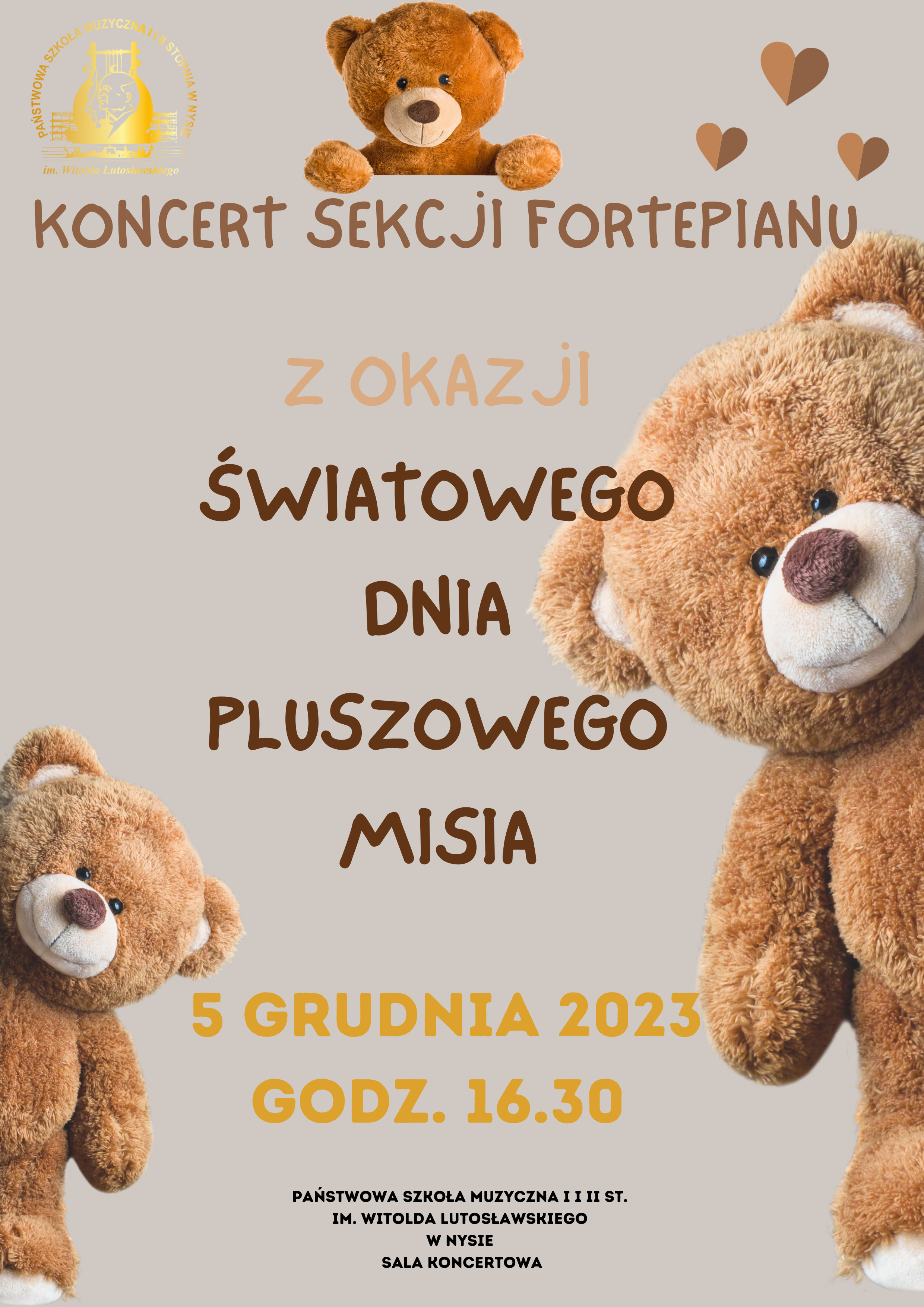 Jasne szare z lewej strony w górnym rogu złoty logo szkoły transparentne trzy misie typu Teddy Bear na górze z prawej i z lewej strony wyglądają zza krawędzi kolorowe napisy kolor brązowy i odcienie tekst koncert sekcji fortepianu Z okazji światowego dnia pluszowego misia 5 grudnia 2023 godzina 16:30