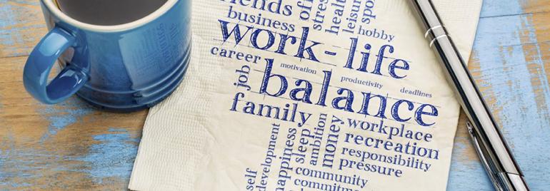 grafika ozdobna - zdjęcie przedstawiające niebieski kubek na tle słów w języku angielskim tworzących wyrażenie work life balance oznaczające zbalansowanie między życiem prywatnym a zawodowym