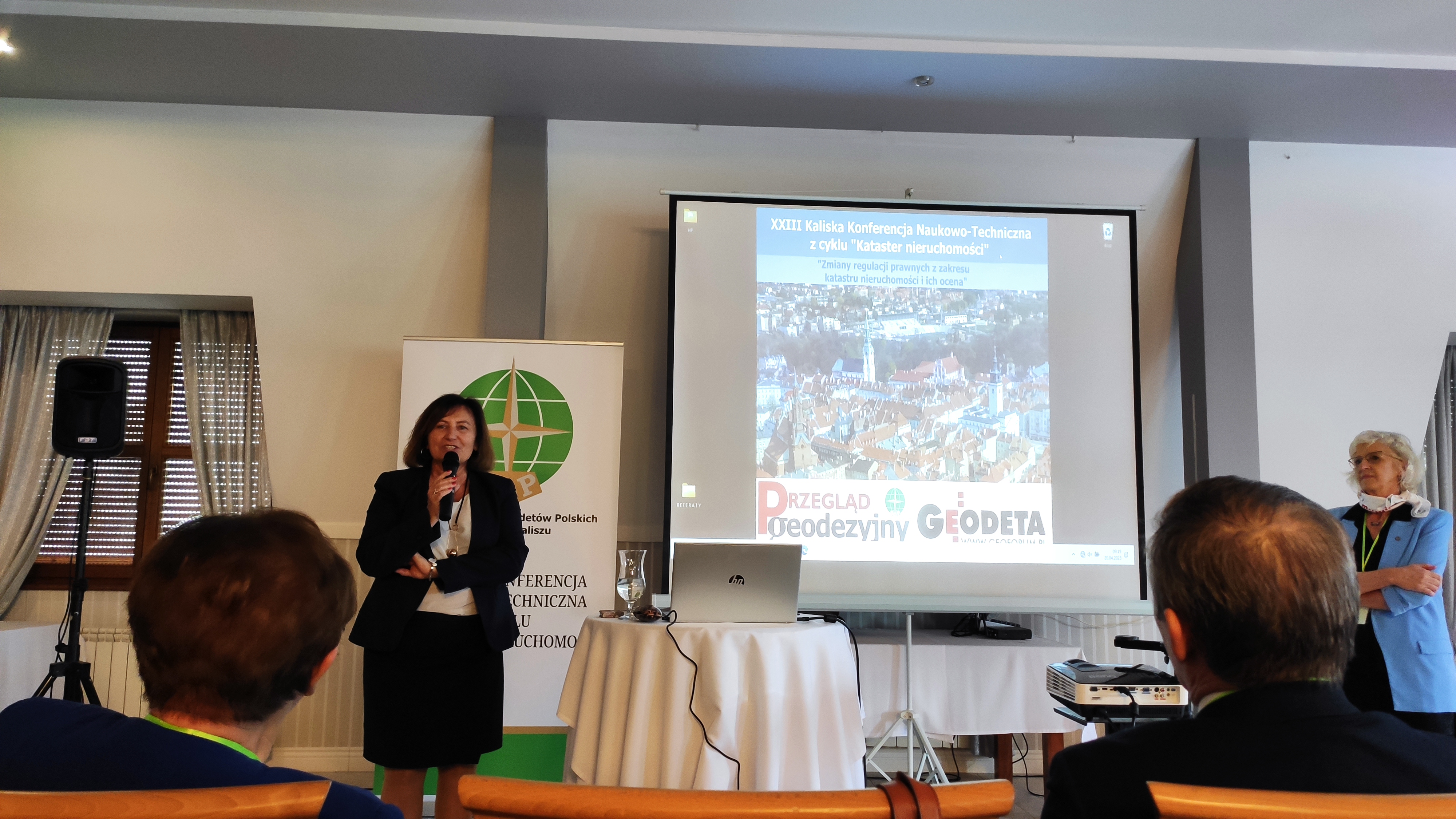 Zdjęcie przedstawia p.o. Głównego Geodetę Kraju Alicję Kulkę podczas konferencji