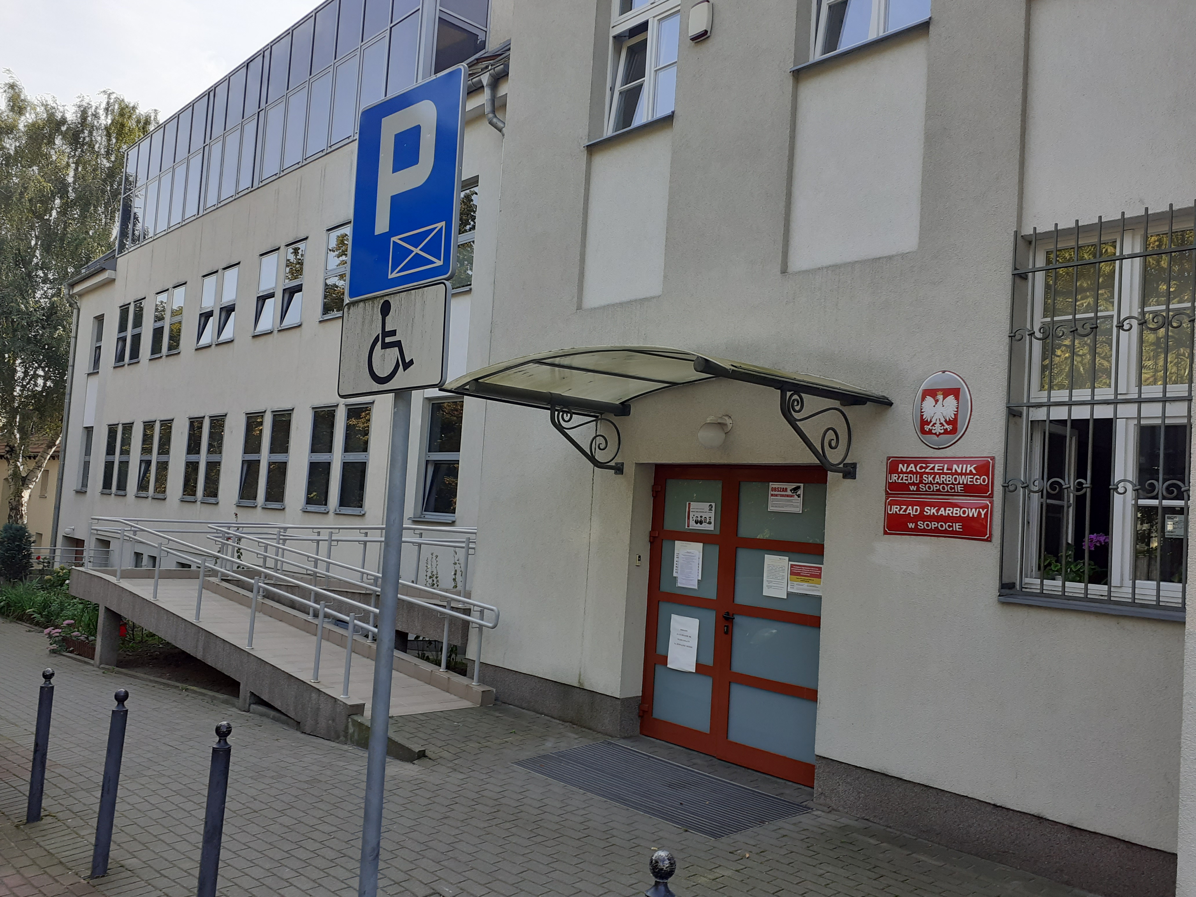 Wejście do budynku Urzędu Skarbowego w Sopocie