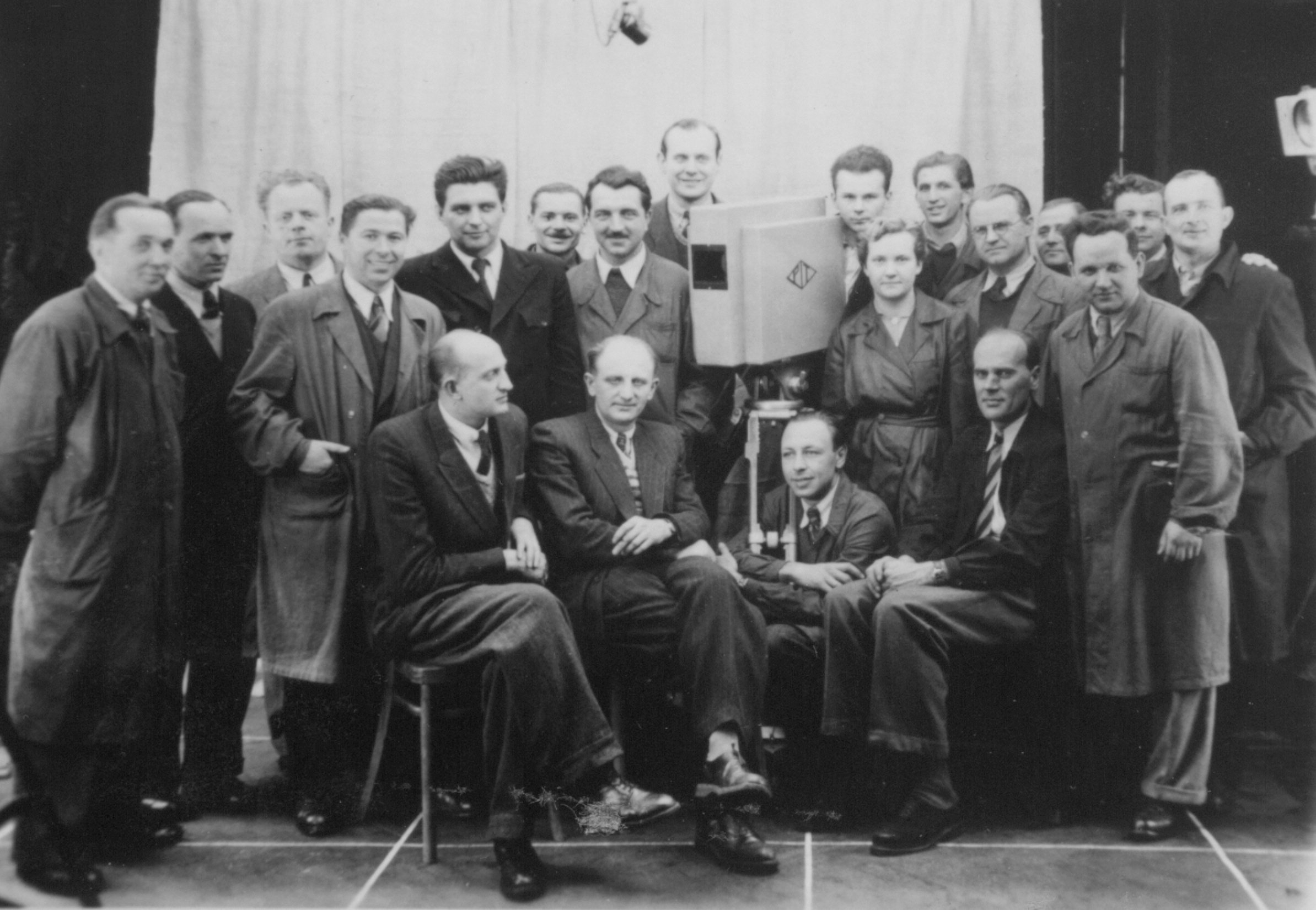 Zespół pracowników Zakładu Telewizji PIT i Warsztatów Mechanicznych PIT, którzy stworzyli pierwsze, eksperymentalne studio telewizyjne przy ulicy Ratuszowej. Po prawej stronie kamery - Wanda Trzebunia (1950 r.).