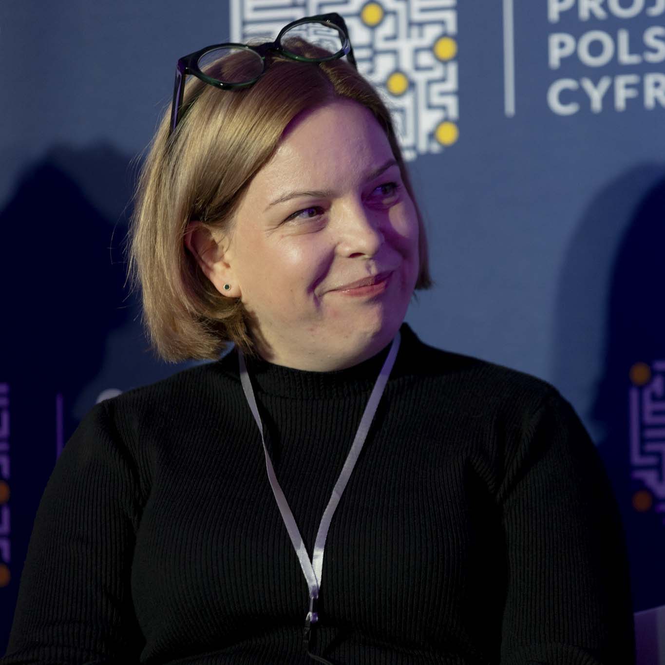 Pani Oktawia Gorzeńska spogląda w lewo, uśmiecha się.