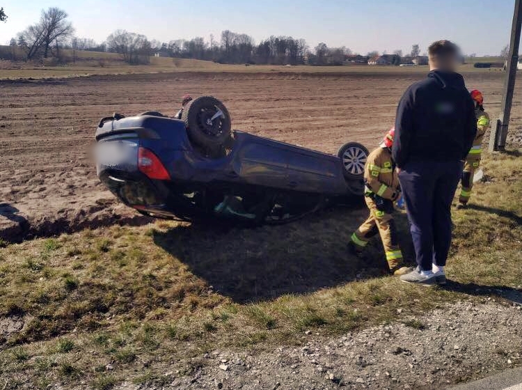 Na zdjęciu wrak samochodu osobowego po dachowaniu.