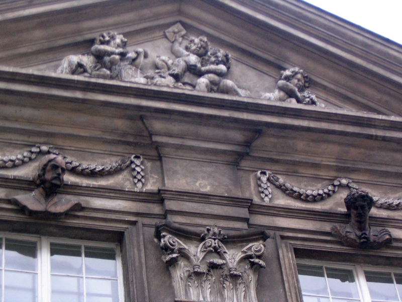Grafika przedstawia tympanon fasady wschodniej Pałacu Velthusena