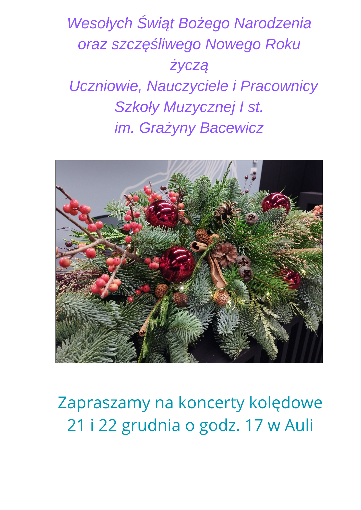 Na białym tle tekst życzen świątecznych w kolorze fioletowym, poniżej zdjęcie stroika świątecznego, pod zdjęciem tekst informujący o koncertach kolędowych 21 i 22 grudnia o godzinie 17.00 w auli.
