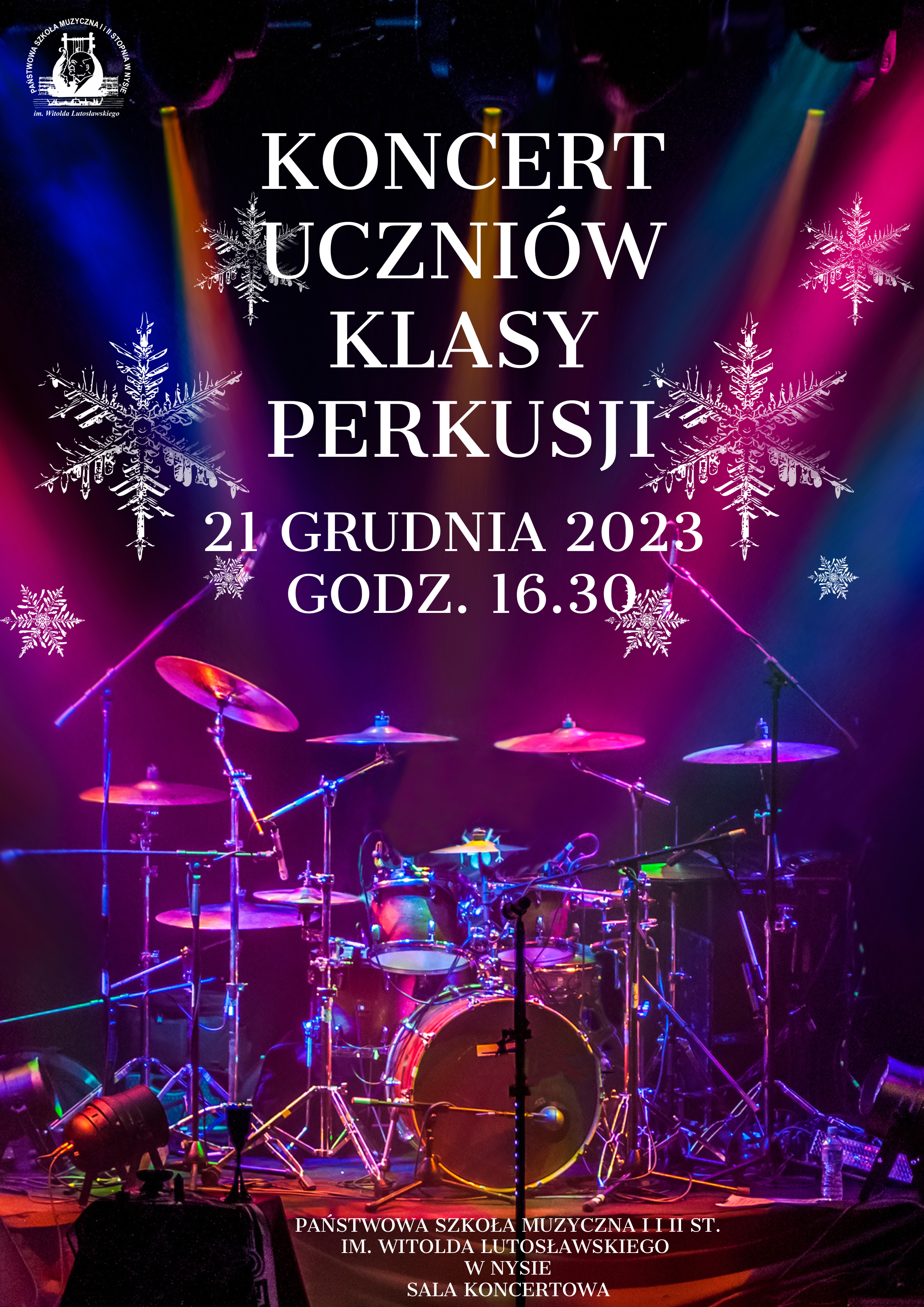 Plakat zdjęcie dużego pełnego zestawu perkusyjnego charakterystyczne statywy z dużą ilością talerzy kolory niebiesko-fioletowo-czerwony gwiazdki lodowe od góry napis białe litery koncert uczniów klasy perkusji 21 grudnia 2023 godzina 16:30 poniżej państwowa szkoła muzyczna pierwszego i drugiego stopnia imienia Witolda Lutosławskiego w Nysie sala koncertowa z lewej strony w górnym rogu okrągłe białe logo szkoły muzycznej w Nysie według ustalonego znaku