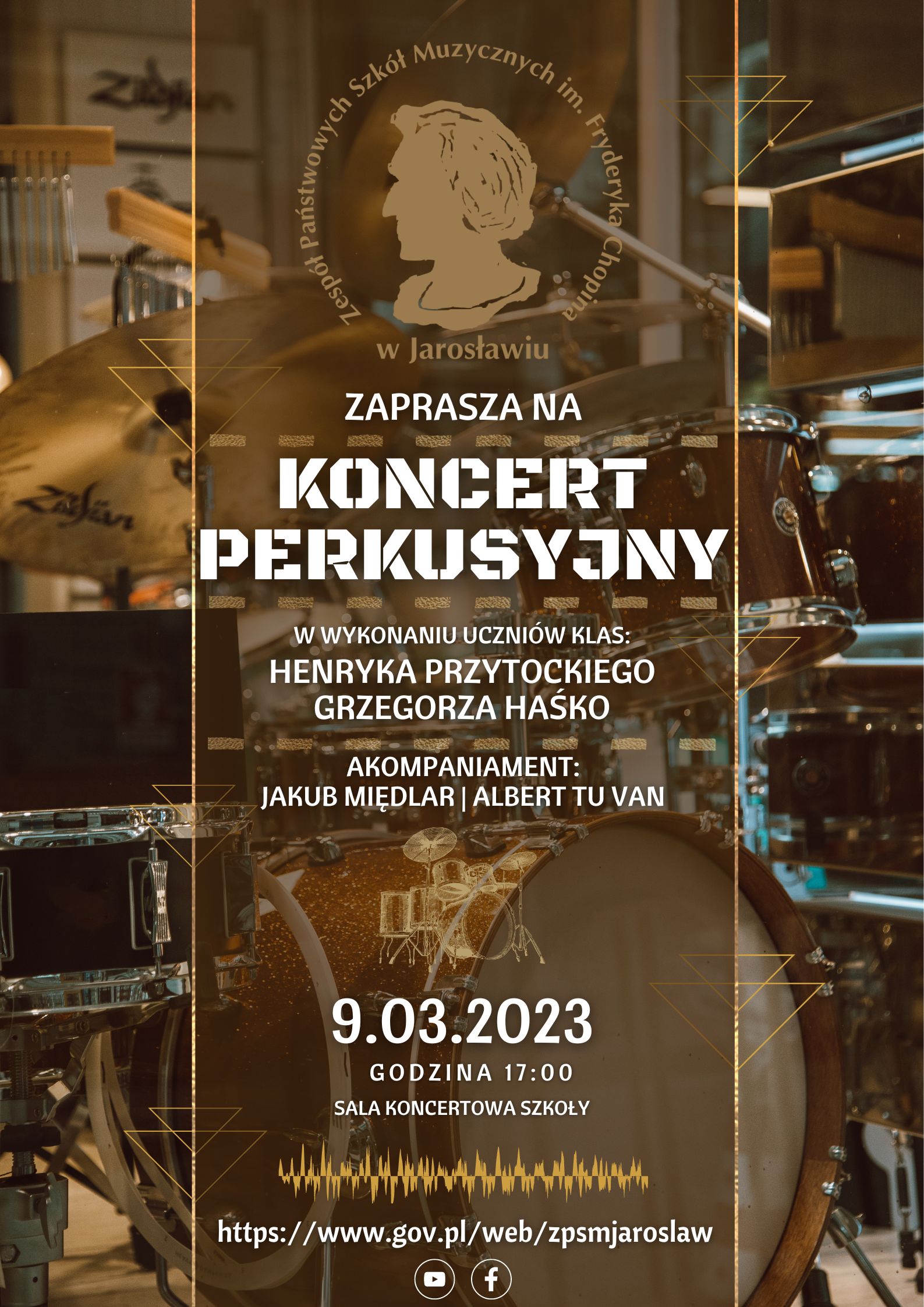 Plakat reklamowy na ciemnobrązowym tle stworzonym z połączonych zdjęć instrumentów perkusyjnych. Plakat podzielony na całej wysokości (w pionie) na 4 równe prostokąty - środkowe dwa połączone w jeden oddzielony jasnożółtymi separatorami od lewego i prawego, dodatkowo przyciemniony, na górze logotyp ZPSM w Jarosławiu z ciemnożółtą grafiką popiersia Fryderyka Chopina na przeźroczystym tle na wzór okrągłego stempla z otaczający napisem Zespół Państwowych Szkół Muzycznych im. Fryderyka Chopina w Jarosławiu., poniżej białymi literami: zaprasza na KONCERT PERKUSYJNY w wykonaniu uczniów klas Henryka Przytockiego i Grzegorza Haśko, akompaniament: Jakub Międlar oraz Albert Tu Van. Poniżej 9.03.2023 godz. 17.00, SALA KONCERTOWA SZKOŁY, poniżej ikonografika cyfrowego zapisu fali dźwiękowej, a poniżej adres https://www.gov.pl/web/zpsmjaroslaw/, na samym dole ikony YT i FB