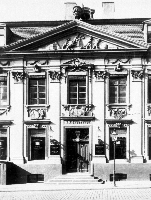 Grafika przedstawia fasadę wchodnią Pałacu Velthusena ówczesnej siedziby fabryki fortepianów Wolkenhauera