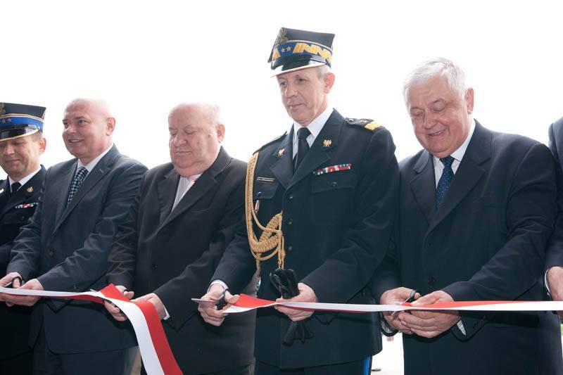 Goście zaproszeni przecinają wstęgę do budynku nowej strażnicy. Od lewej Komendant Miejski PSP, Prezydent Nowego Sącza,V-ce Wojewoda Małopolski, Komendant Główny PSP, V-ce Starosta Nowosądecki.