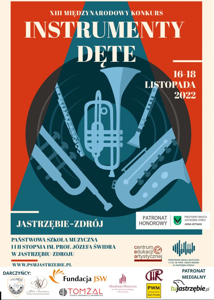 Grafika. Afisz. Kolory tla biały, ciemnozielony, ciemnoniebieski, czerwony. W ramach tła graficzne elementy instrumentów dętych. Na górze napis XIII Międzynarodowy Konkurs Instrumenty Dęte, poniżej z prawej strony data 16-18 listopada 2022. W dolnej części od lewej napis Jastrzębie-Zdrój, informacja, że patronat honorowy pełni Prezydent miasta Jastrzębie-Zdrój Anna Hetman. Poniżej napis Państwowa Szkoła Muzyczna I i II stopnia im. prof. Józefa Świdra w jastrzębiu-Zdrolu. Cały dół wypełniony jest znakami graficznymi instytucji organizujących i wspierających imprezę.