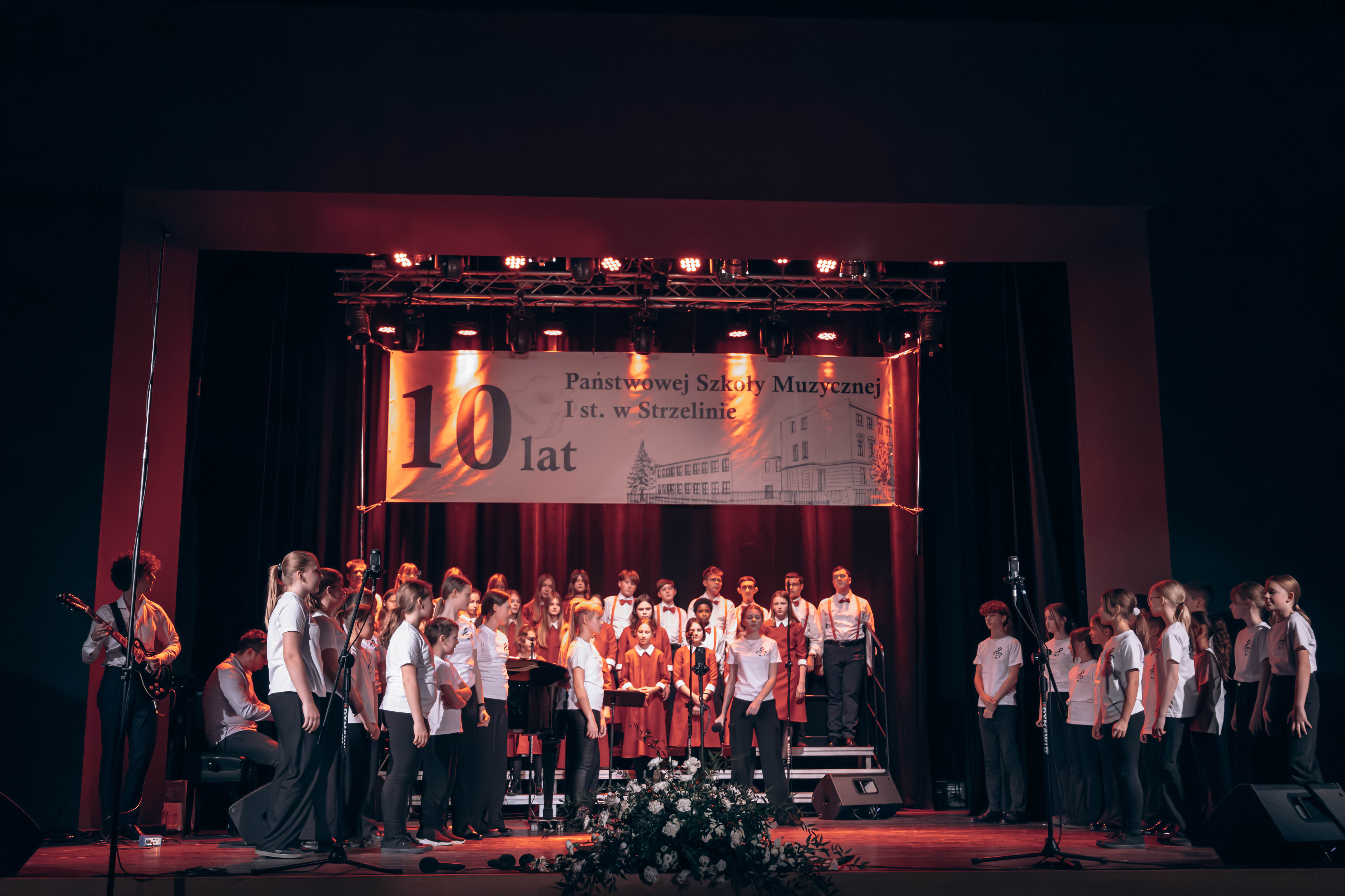 Na zdjęciu widoczna jest duża grupa dzieci oraz nauczycieli.