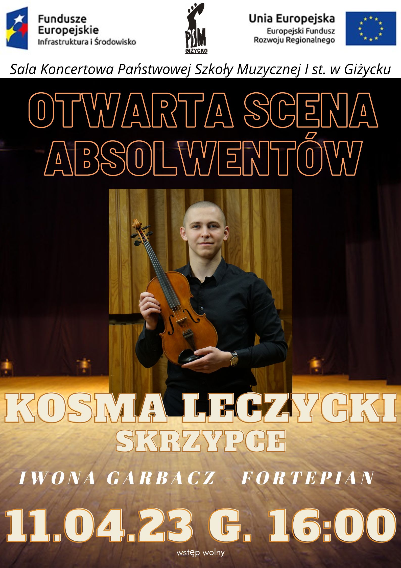 plakat informujący o koncercie absolwenta szkoły Kosmy Leczyckiego, który odbędzie się 11.04.23 o godz. 16.00. Plakat w kolorystyce ciemniej. Na środku plakatu zdjęcie Kosmy ze skrzypcami. Nad zdjęciem napis "Otwarta scena absolwentów", pod imię i nazwisko skrzypka oraz informacja, że akompaniować będzie mu pani Iwona Garbacz. U góry plakatu od lewej strony logo Funduszy Europejskich, logo szkoły oraz flaga Unii Europejskiej.