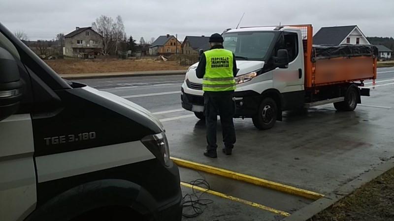 Inspektor stoi obok zatrzymanego busa