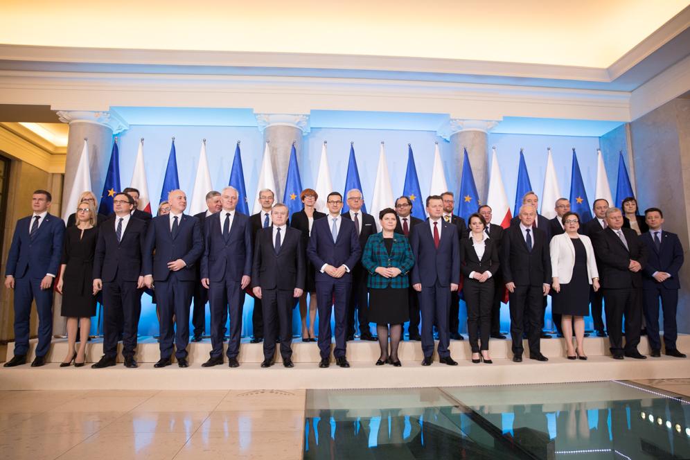 Nowy skład Rady Ministrów pozuje do zdjęcia.