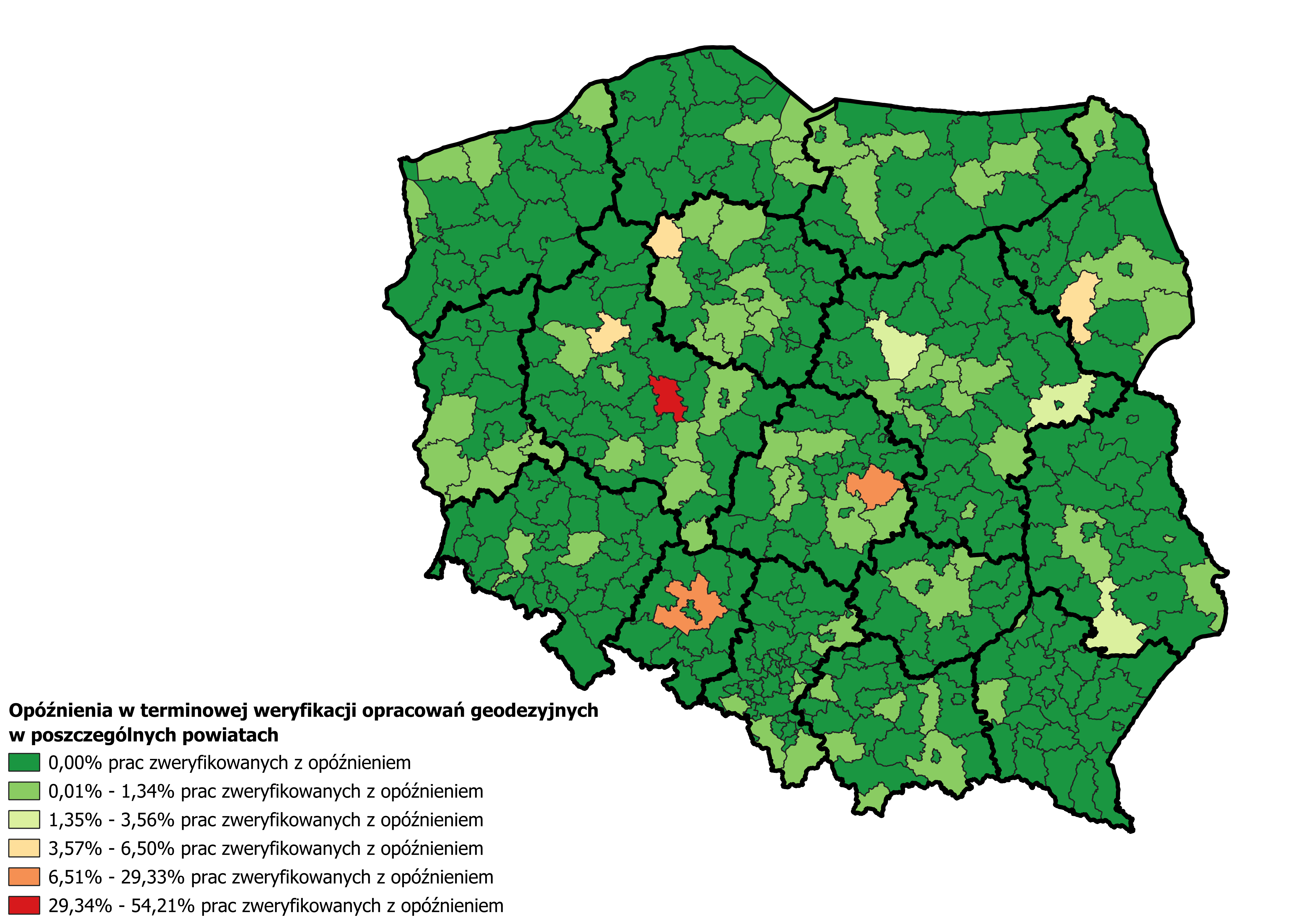 Ilustracja przedstawia mapę Polski obrazującą opóźnienia w terminowej weryfikacji opracowań geodezyjnych w poszczególnych powiatach w I kwartale 2026 roku. Kolorystyka została zróżnicowana stopniowo, począwszy od barwy zielonej oznaczającej najmniejsze opóźnienia, zakończywszy na barwie czerwonej oznaczającej największe opóźnienia.