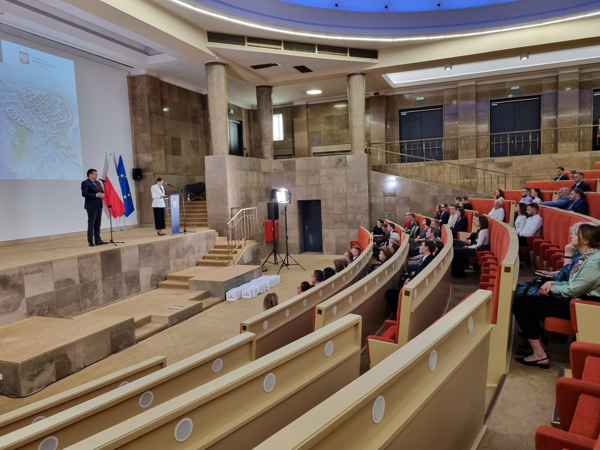 Wiceminister Rozwoju i Technologii Piotr Uściński wręcza nagrody laureatom konkursu Ministra Rozwoju i Technologii