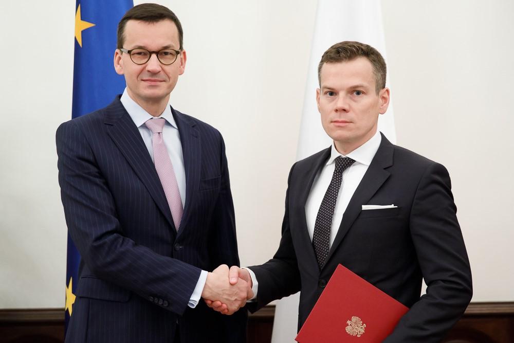Premier Mateusz Morawiecki i profesor Jacek Jastrzębski podczas uścisku dłoni.