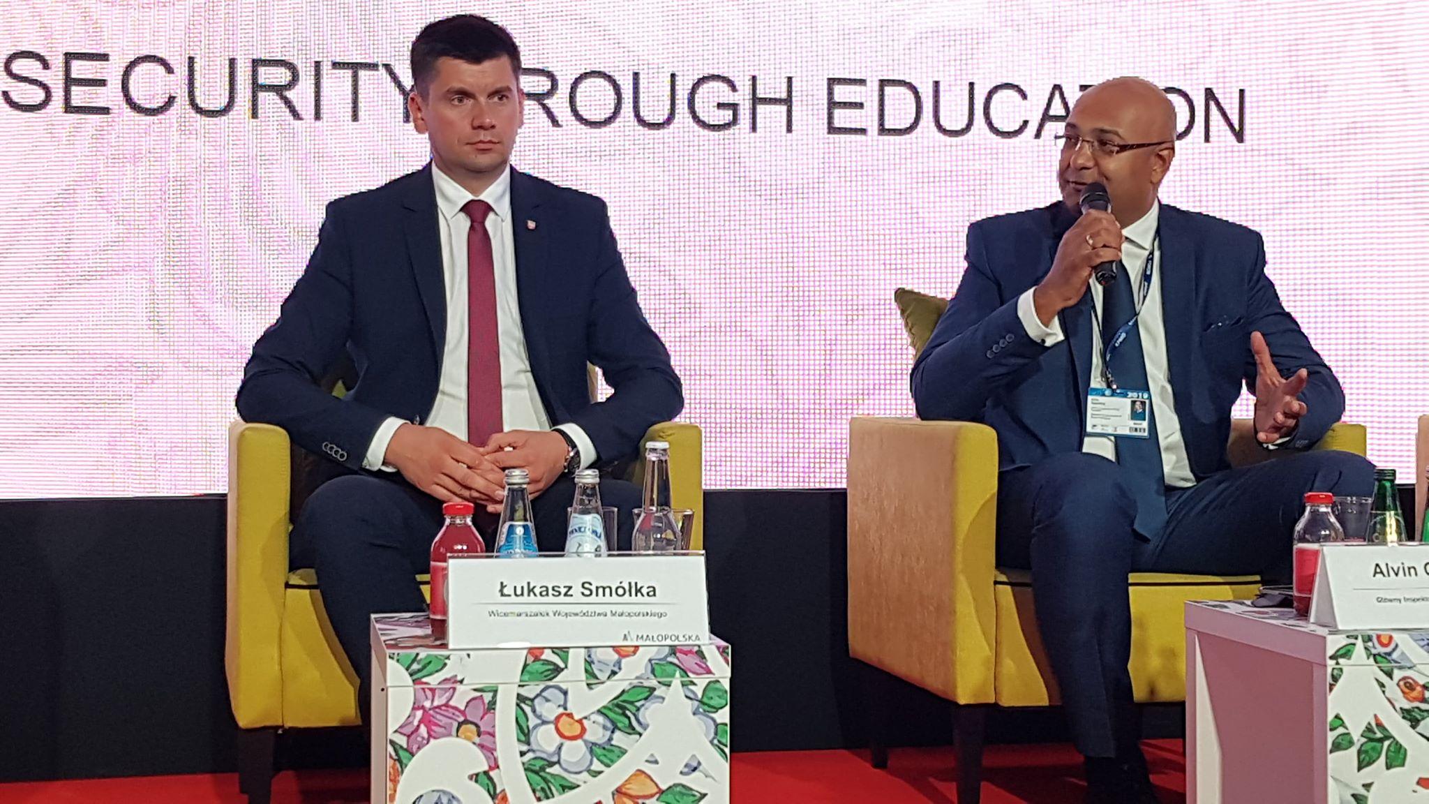 Alvin Gajadhur z mikrofonem na fotelu