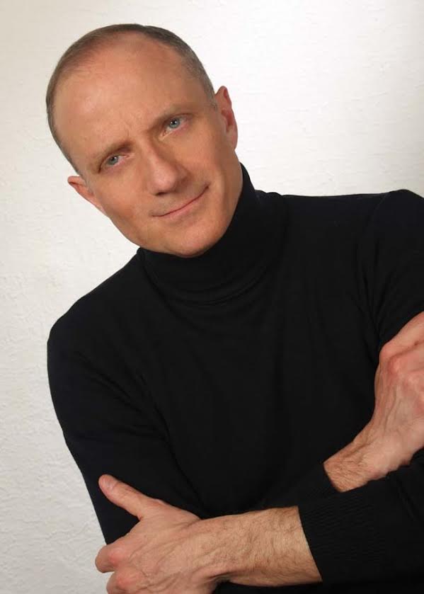 Zdjęcie portretowe pianisty, akompaniatora Fabio Marry