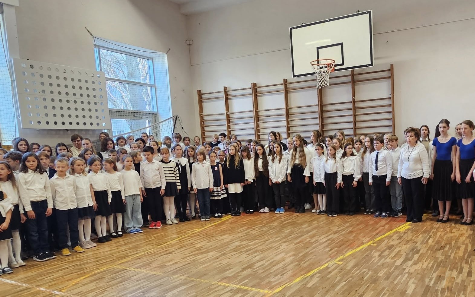 Uroczystość na sali gimnastycznej z okazji 107 rocznicy odzyskania Niepodległości Polski