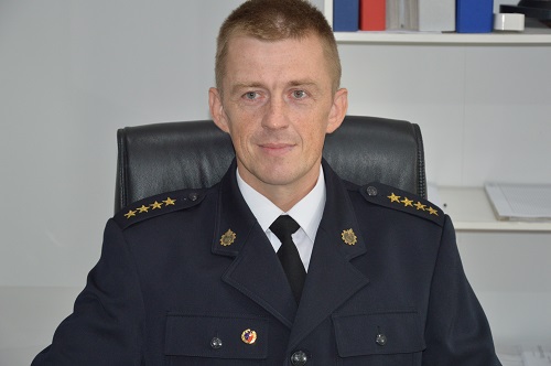 Zdjęcie przedstawia dowódcę zmiany II JRG Koluszki st.kpt. inż. Tomasza Malińskiego