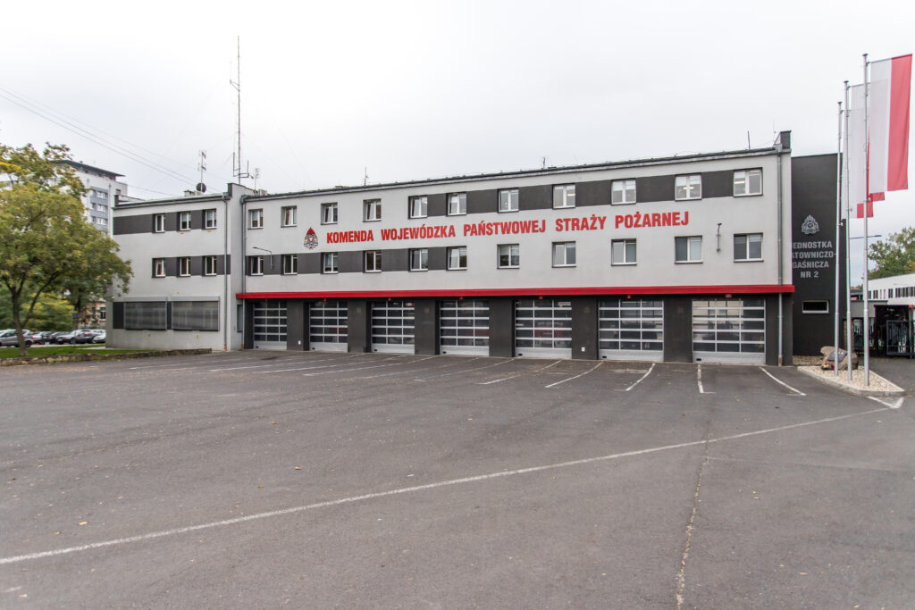 Budynek Komendy Wojewódzkiej Państwowej Straży Pożarnej w Opolu od strony ul. Budowlanych.