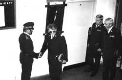 Dokonanie wpisu przez nadbryg. Feliksa Delę Komendanta Głównego Państwowej Straży Pożarnej