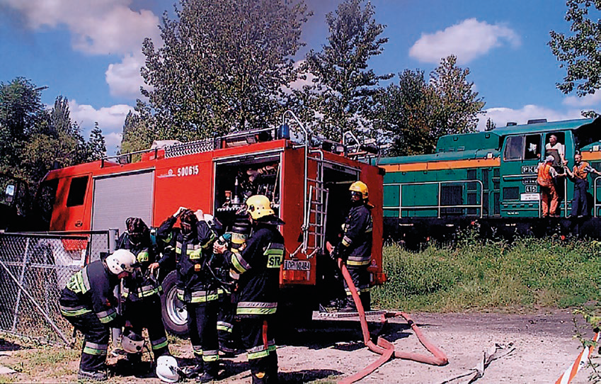 Zdjęcie przedstawia ćwiczenia elewów Szkoły Podoficerskiej PSP w Opolu.