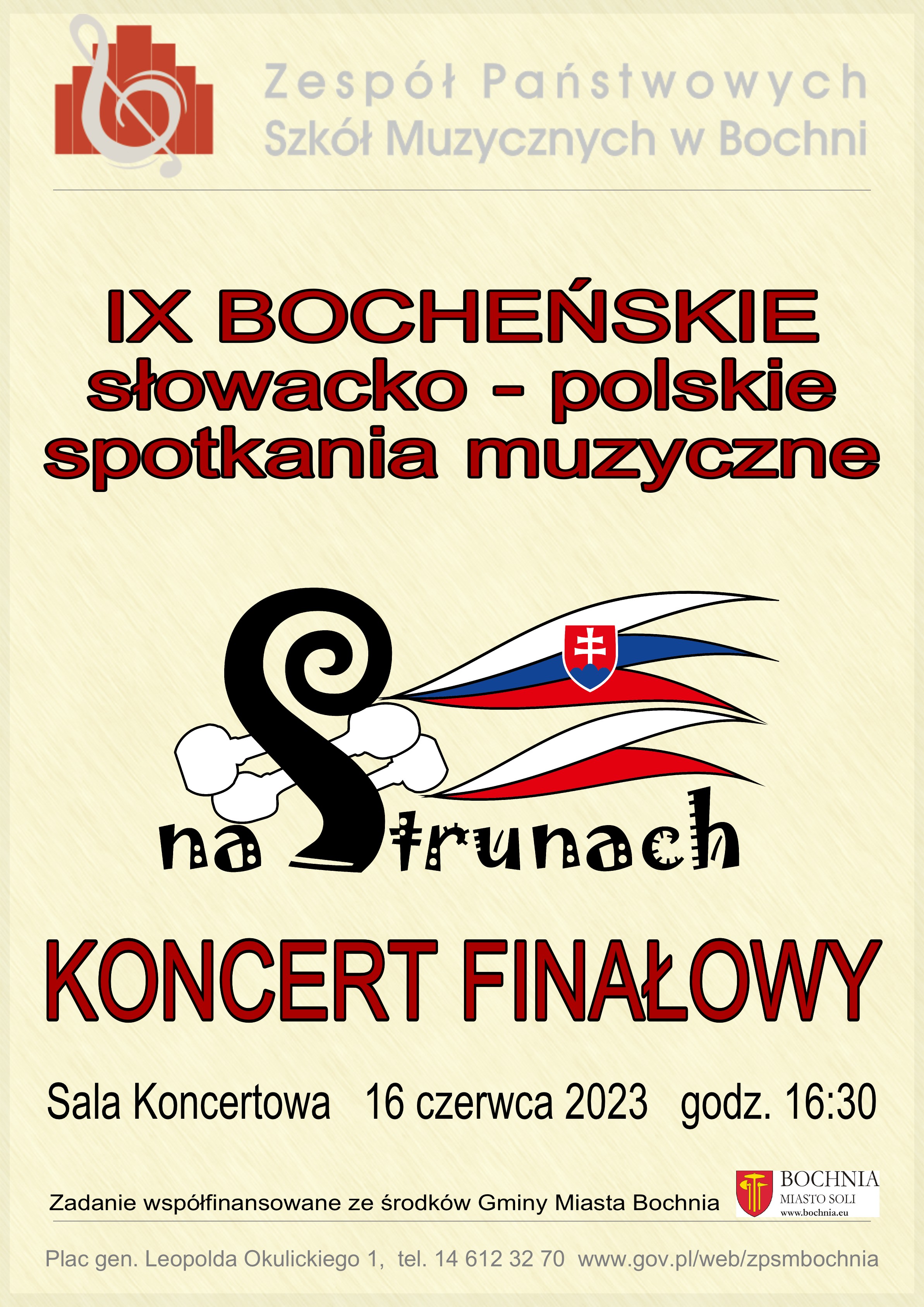 Afisz informujący o koncercie finałowym Na strunach . W górnej części na kremowym tle logo ZPSM w Bochni poniżej napis „ IX BOCHEŃSKIE SŁOWACKO - POLSKIE SPOTKANIA MUZYCZNE” pod nim dwie flagi: Słowacji i Polski połączone z symboliczną główką skrzypiec i napis Na strunach. W części dolnej napis „KONCERT FINAŁOWY 16 czerwca 2023 godz. 16:30”.