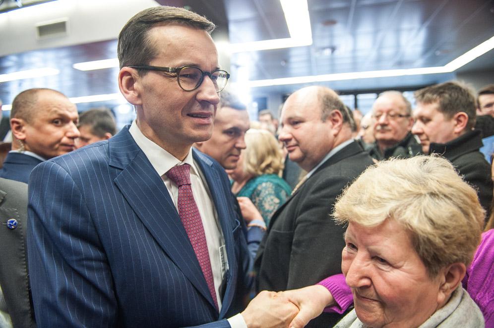 Premier Mateusz Morawiecki wśród ludzi.
