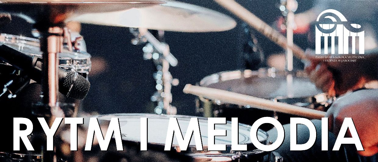 Banner przedstawiający ręce osoby grającej na zestawie perkusyjnym. W prawym górnym rogu banneru znajduje się logo PSM I stopnia w Jarocinie. Na dole, po środku znajduje się napis "Rytm i melodia".