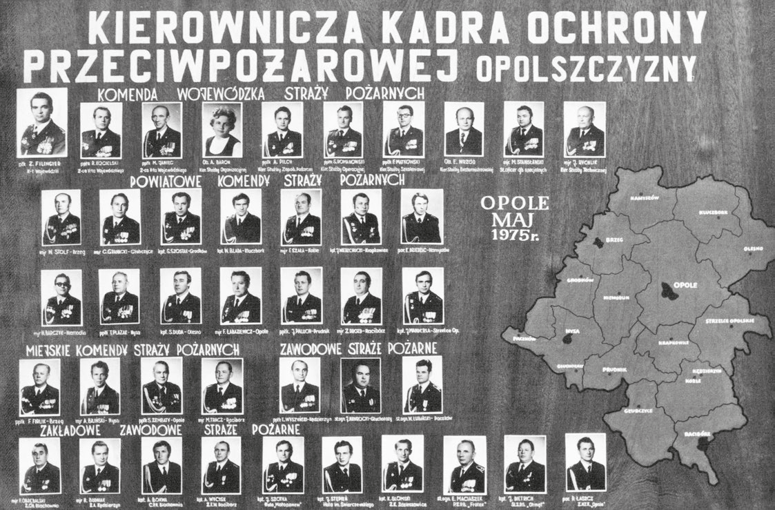 Zdjęcie przedstawia kadrę kierowniczą ochrony przeciwpożarowej Opolszczyzny z 1975 r.