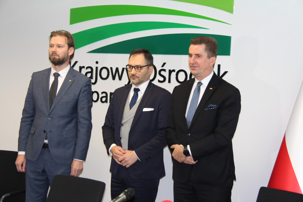 Podsekretarz stanu R. Romanowski oraz sygnatariusze podpisanej umowy (fot. KOWR)