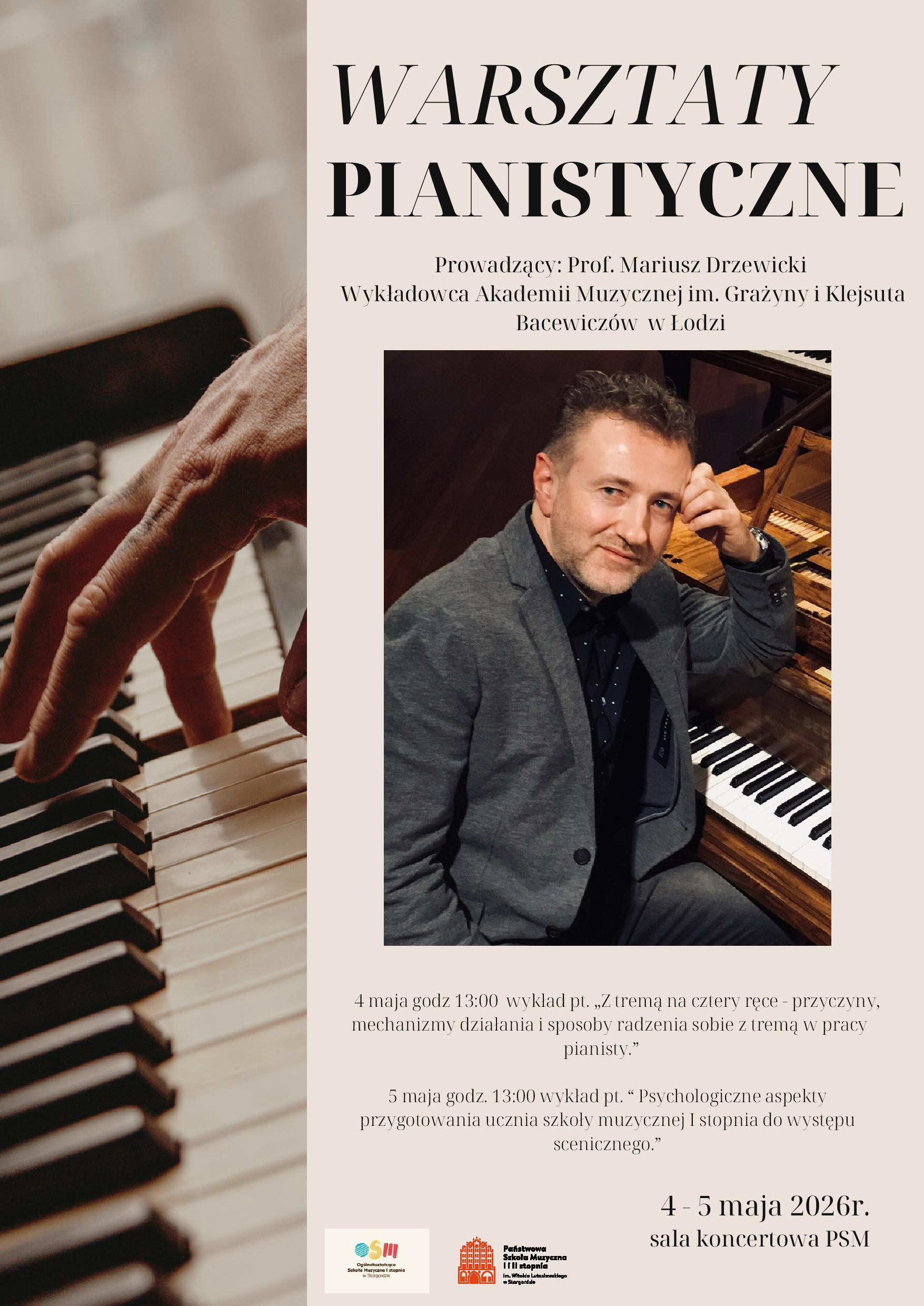 Plakat Regionalnych Warsztatów Pianistycznych CEA dla nauczycieli szkół muzycznych I i II stopnia z prof. drem hab. Mariuszem Drzewickim w dniach od 4 do 5 maja 2026. Plakat utrzymany jest w kremowej tonacji z subtelną, pudrowo-różową poświatą. Po lewej stronie plakatu umieszczono zdjęcie klawiatury fortepianu, na której spoczywa dłoń delikatnie dotykająca klawiszy. Po prawej stronie znajduje się fotografia prof. Mariusza Drzewickiego, ukazanego z profilu przy fortepianie marki Bechstein. Profesor siedzi bokiem, swobodnie opierając lewą rękę o instrument. Ubrany jest w czarną koszulę oraz szarą marynarkę. Napisy informacyjne znajdują się w górnej i dolnej części plakatu.