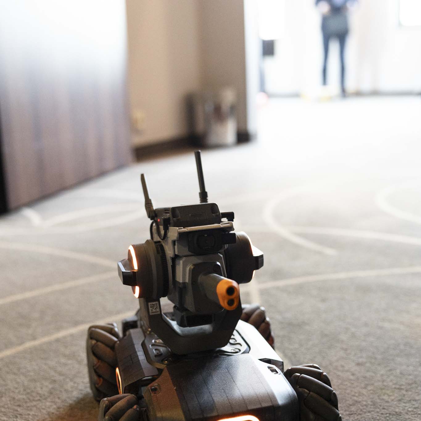 Mały robot na ogómionych oponach ustawiony jest w kierunku obiektywu.