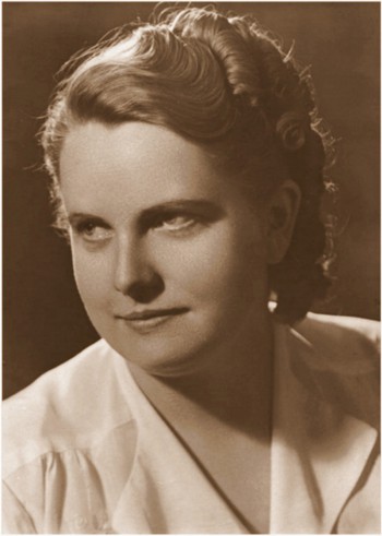 zdjęcie w kolorze sepii dr Krystyny Winowicz patrzącej w prawą stronę